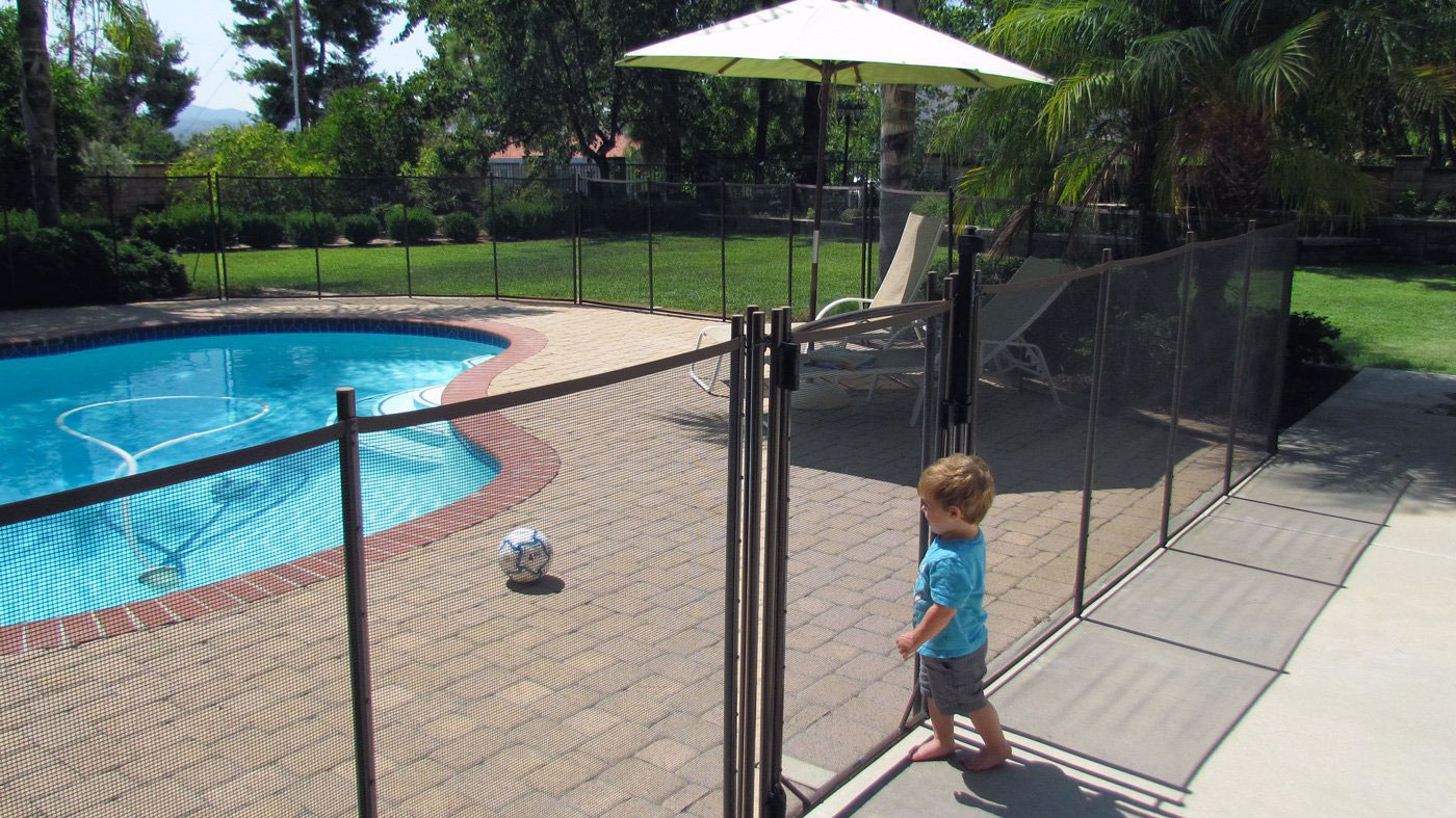 Clôture de piscine à l'épreuve des enfants : Devis sur Techni-Contact -  Barrière de piscine en métal
