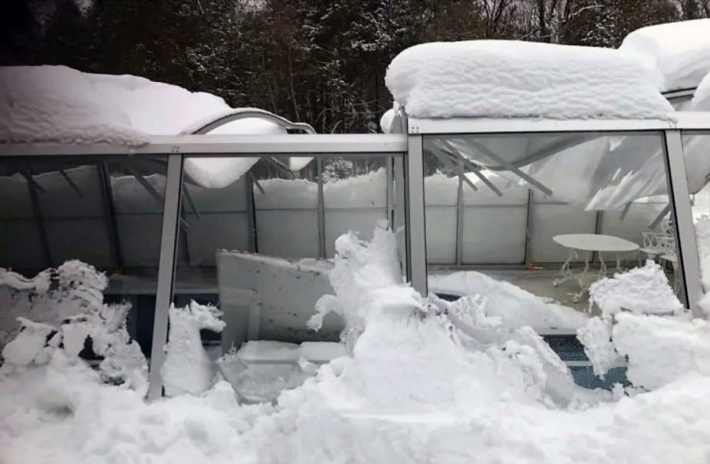 abri piscine effondré par la neige 